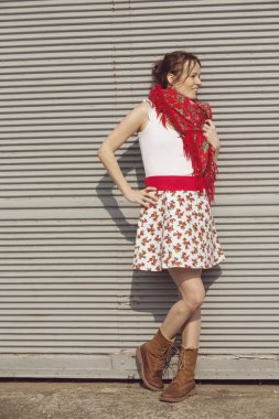 Coutry kız ayakta infornt duvarın