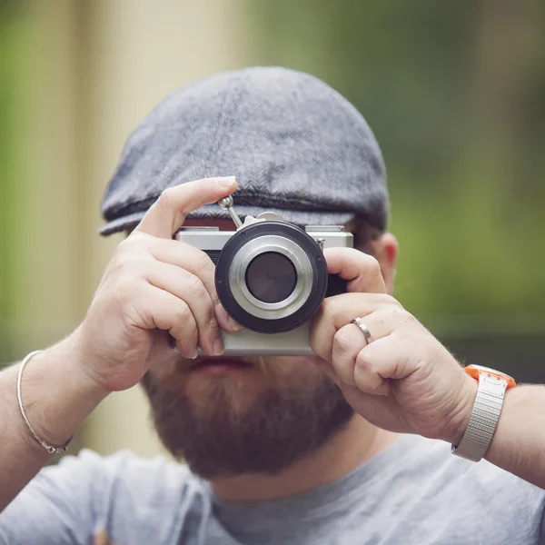 Ung snygg fotograf med vintage kamera — Stockfoto