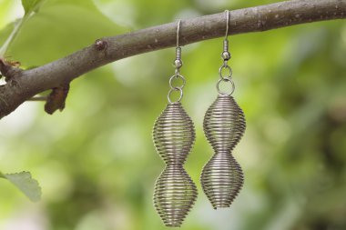 ağaç üzerinde asılı güzel metal küpe