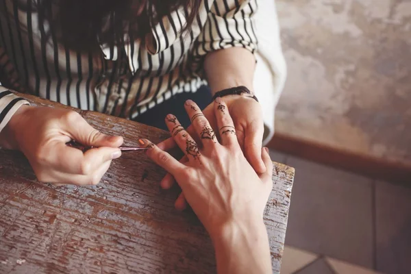 여자 손에 헤나 문신을 적용 하는 아티스트. 멘디는 전통 — 스톡 사진