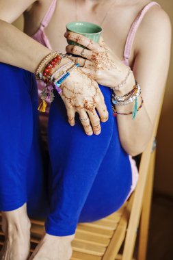 Mehndi ve bilezikler çok eller