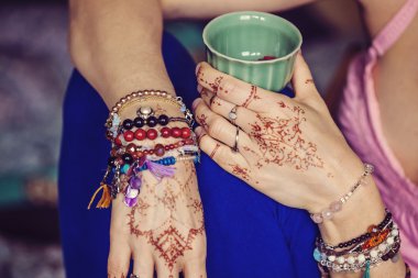 Mehndi ve bilezikler çok eller