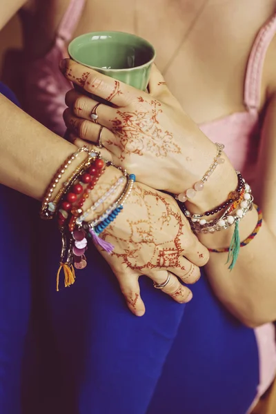Manos femeninas con mehndi y muchas pulseras —  Fotos de Stock