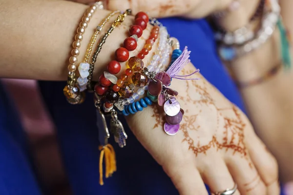 Жіночі руки з мінді і багато браслетів — стокове фото