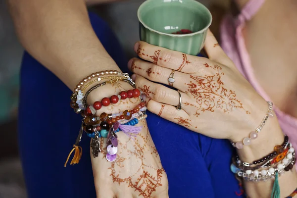 Γυναικεία χέρια με mehndi και πολλά βραχιόλια — Φωτογραφία Αρχείου