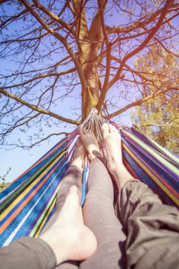 Bacaklar hamakta dinlenme