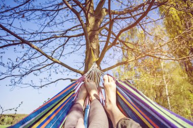 Bacaklar hamakta dinlenme