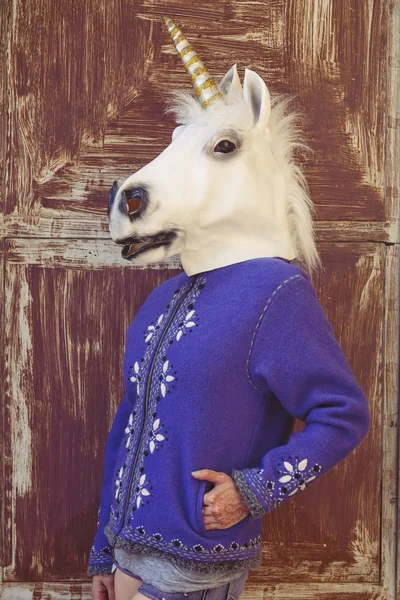 Ragazza con una maschera di unicorno — Foto Stock