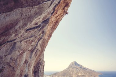 Gün batımında Telendos adasının görünümü karşı dağcı. Kalymnos