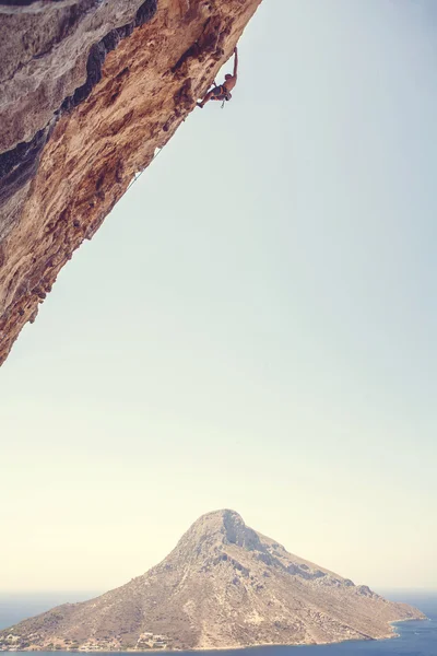 Fjellklatrer mot synet av Telendos Island ved solnedgang. Kalymnos – stockfoto