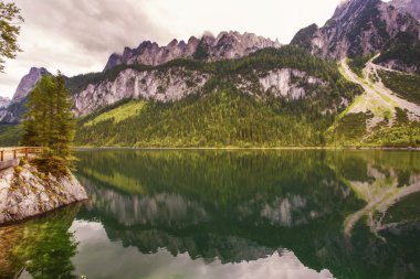 Backgro karla kaplı Dachstein dağda ile göl Gosausee