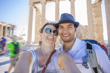 Genç çift Akropolis, Atina, Yunanistan ziyaret