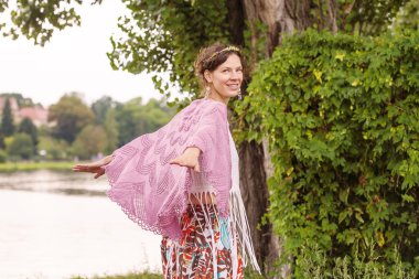 Crochetted ekose kadında