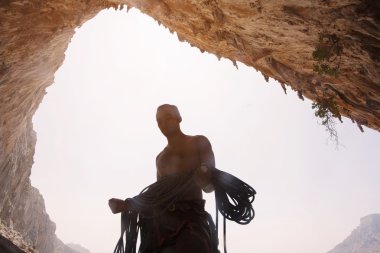 Gün batımında Telendos adasının görünümü karşı dağcı. Kalymnos