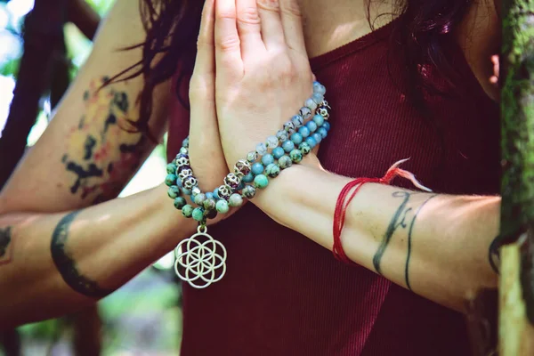 Mãos Femininas Fazendo Namaste Mudra Prática Ioga Floresta Com Colar — Fotografia de Stock