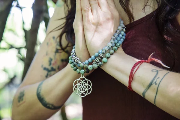 Manos Femeninas Haciendo Namaste Mudra Yoga Práctica Bosque Con Collar — Foto de Stock