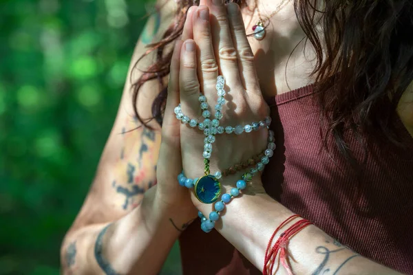 Manos Femeninas Haciendo Namaste Mudra Yoga Práctica Bosque Con Collar — Foto de Stock