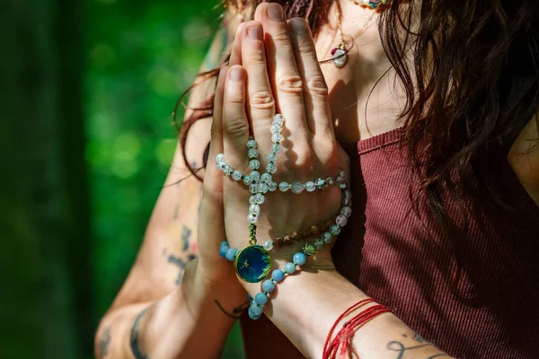 Женщины Практикуют Намасте Йогу Мудра Лесу Ожерельем Мала — стоковое фото