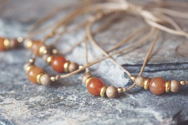 Gri kayalık arka planda Carneol Mücevher Doğal boncuk bileziği