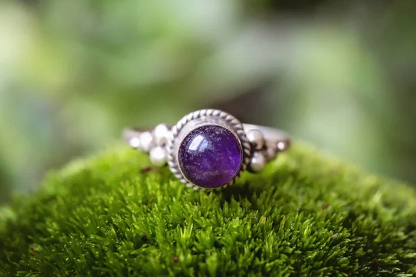 Sterling Silver Ring Amethyste Gemstone Green Moss Background — Stock Photo, Image