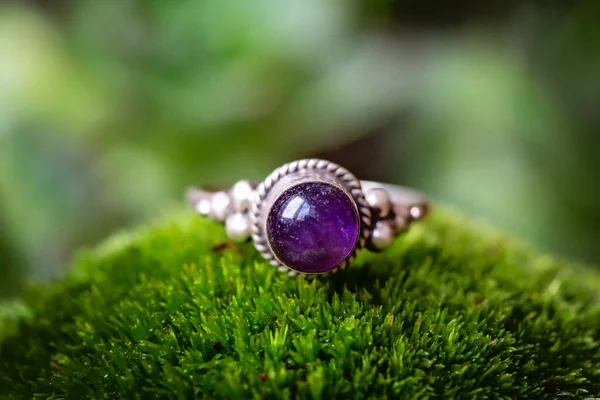 Sterling Silber Ring Mit Amethyst Edelstein Auf Grünem Moos Hintergrund — Stockfoto