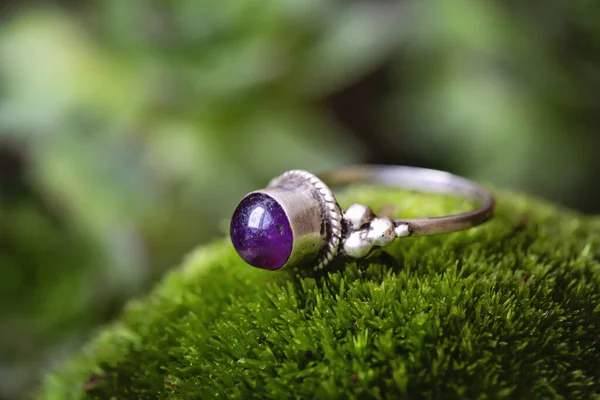 Sterling Silber Ring Mit Amethyst Edelstein Auf Grünem Moos Hintergrund — Stockfoto