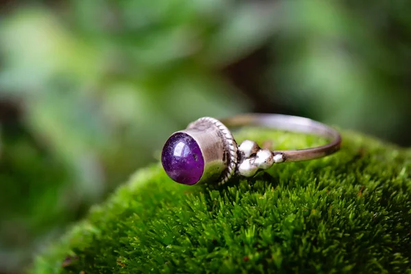 Sterling Zilveren Ring Met Amethyste Edelsteen Groene Mos Achtergrond — Stockfoto