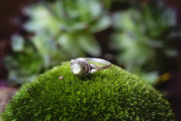 Sterling Stříbrný Prsten Labradorit Drahokam Zeleném Mechu Pozadí — Stock fotografie