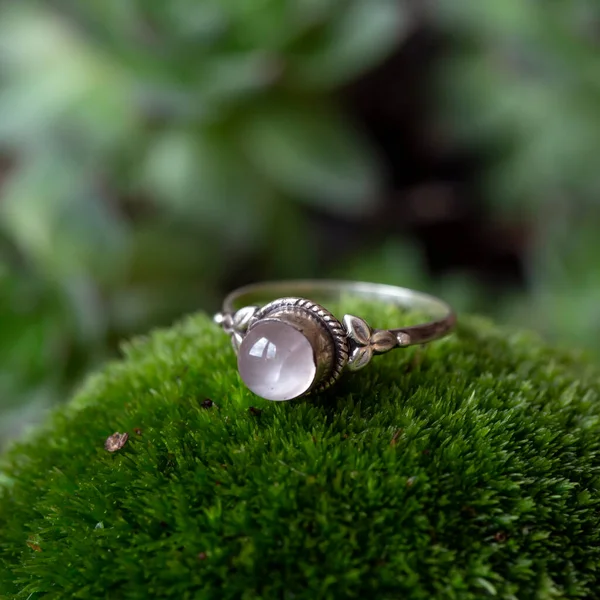 Sterling Silber Ring Mit Rosenquarz Edelstein Auf Grünem Moos Hintergrund — Stockfoto
