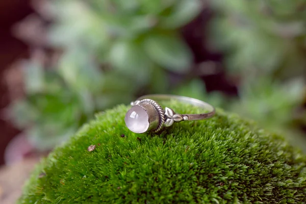 Sterling Silber Ring Mit Rosenquarz Edelstein Auf Grünem Moos Hintergrund — Stockfoto