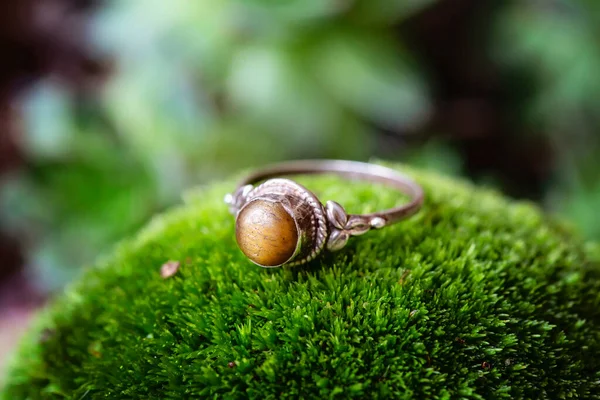 Sterling Silver Ring Tiger Eye Gemstone Green Moss Background — Stock Photo, Image