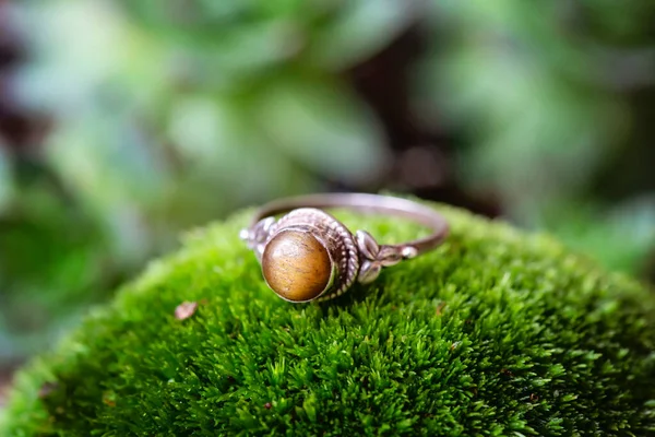 Sterling Silver Ring Tiger Eye Gemstone Green Moss Background — Stock Photo, Image