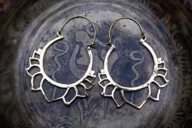 Nilüfer şeklinde pirinç metal boho küpeler.