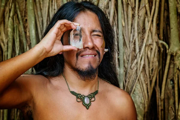 穿着矿物石项链的美洲印第安人青年的画像 — 图库照片