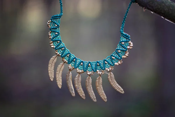森の中に金属部品を持つボホスタイルのネックレス — ストック写真