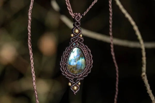 Ciondolo Ornamentale Labradorite Minerale Pietra Preziosa Sfondo Foresta Blury — Foto Stock