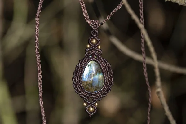 Ciondolo Ornamentale Labradorite Minerale Pietra Preziosa Sfondo Foresta Blury — Foto Stock