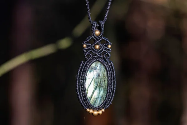 Ciondolo Ornamentale Labradorite Minerale Pietra Preziosa Sfondo Foresta Blury — Foto Stock