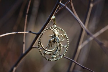 Zümrüdüanka şeklindeki pirinç kolye ve labradorit.