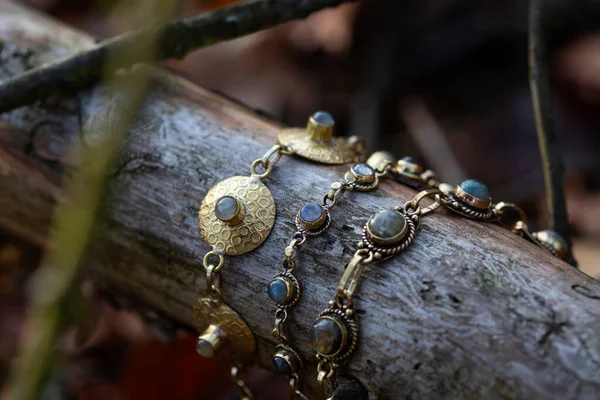 Trois Bracelets Laiton Avec Pierre Labradorite Sur Fond Bois — Photo