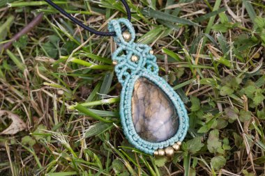 Doğal arka planda Labradorite değerli taş makrome kolye