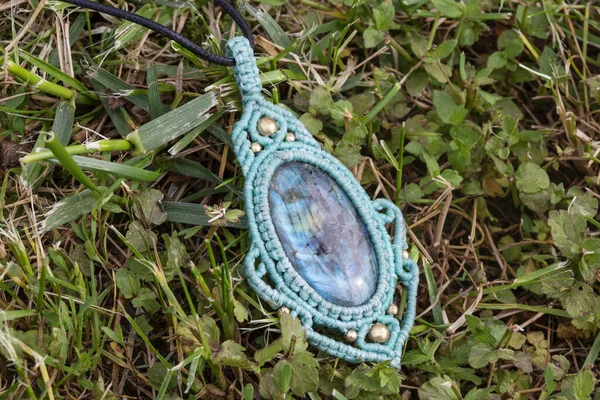 Labradorite Ciondolo Pietra Preziosa Macrame Sfondo Naturale — Foto Stock