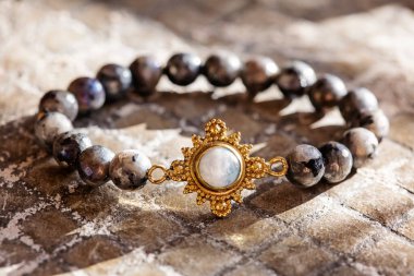 Tarafsız arkaplanda ay taşı ve labradorit taş bilezik