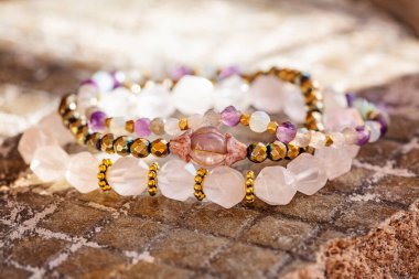 Doğal mineral mücevher boncuklarının doğal doğal arkaplanda toplanması