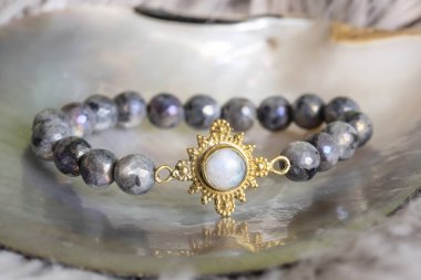 Doğal arka planda mineral taşından bilezikler.