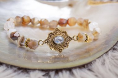 Doğal arka planda mineral taşından bilezikler.