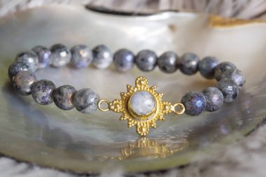 Doğal arka planda mineral taşından bilezikler.