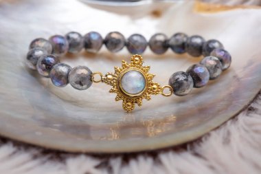 Doğal arka planda mineral taşından bilezikler.