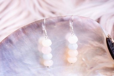 Yüzü morganit taşından yapılmış inci kabuklu gümüş küpeler.