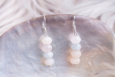 Yüzü morganit taşından yapılmış inci kabuklu gümüş küpeler.